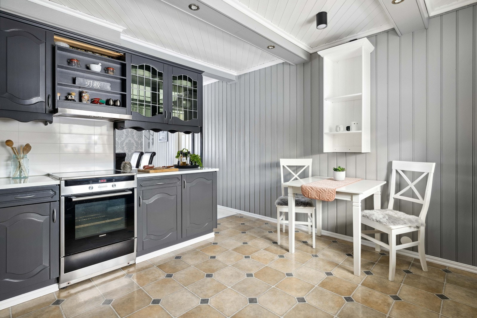 Kjøkkenet ble også oppgradert med ny ventilator i 2021. Plass til frittstående hvitevarer (følger i utgangspunktet ikke med i handelen). Galleribilde