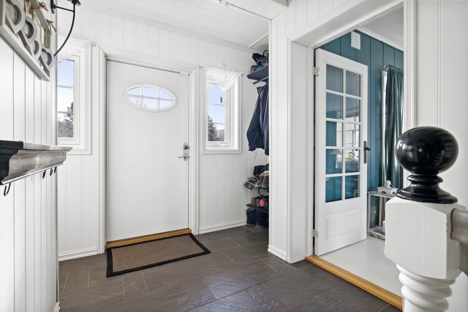 Når du entrer boligen kommer du inn i en lys, innbydende og praktisk entré. Entréen har mørke fliser på gulv med varmefolie under og lysmalte overflater. Praktisk nisjer på hver side av inngangsdøren med plass til sko og oppheng av yttertøy. Galleribilde