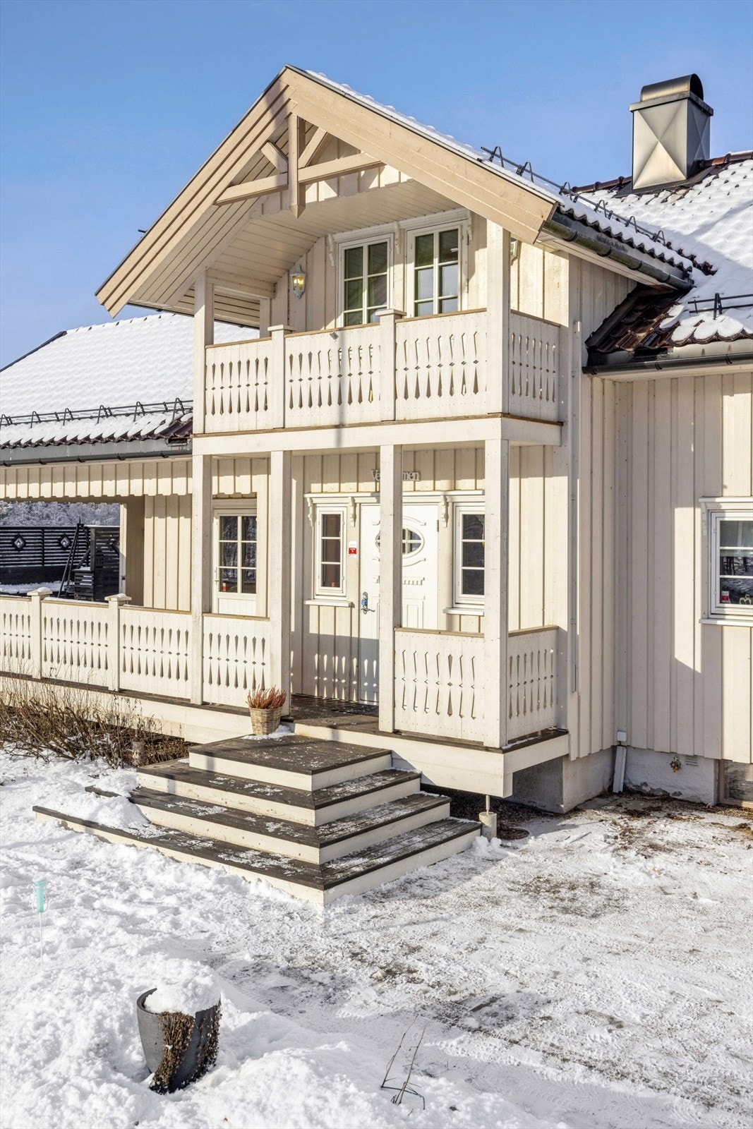 Du ønskes velkommen hjem ved et flott overbygget inngangsparti som er tilknyttet den store terrassen. Galleribilde