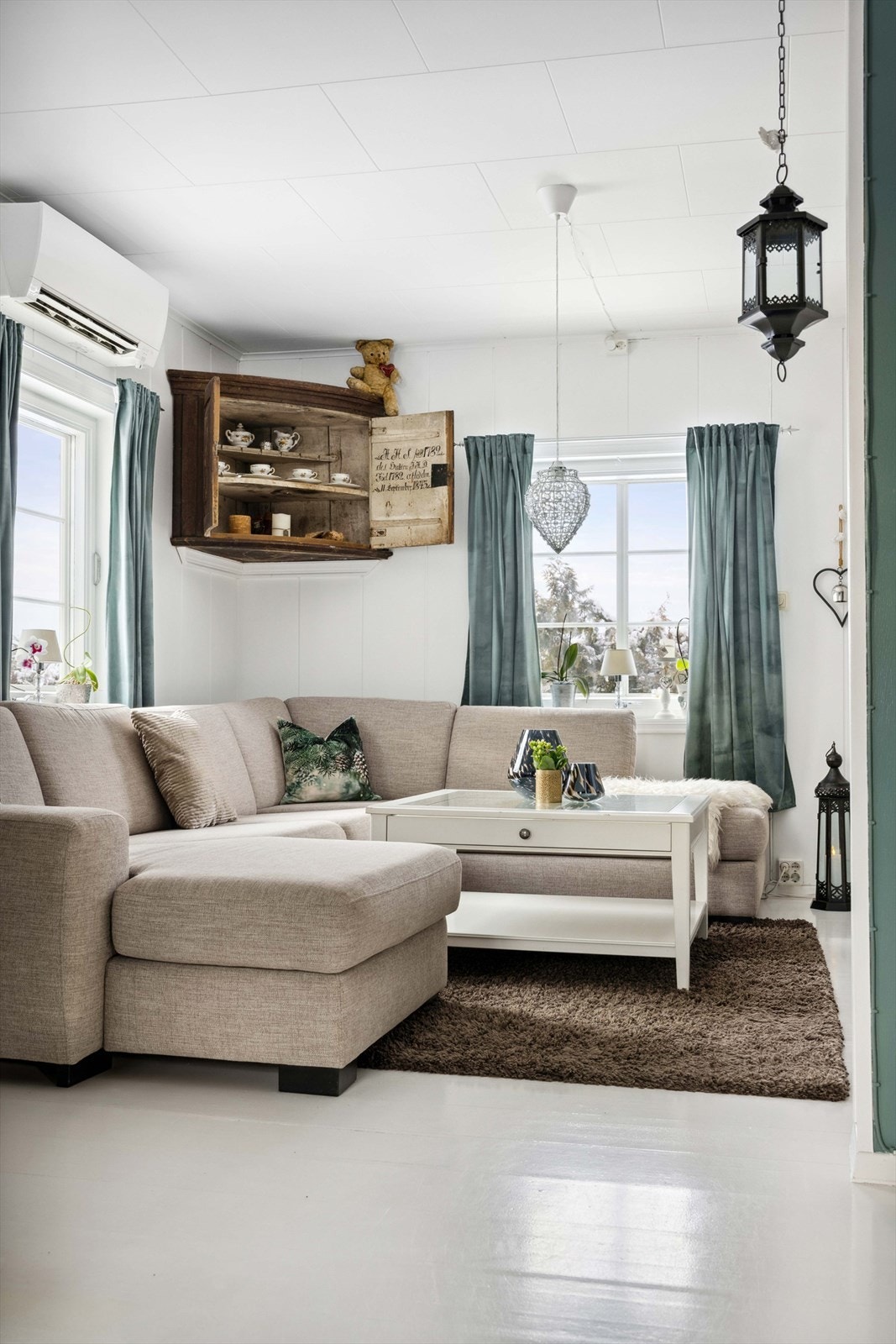 Beliggenheten på hjørnet med flere store vindusflater sørger for rikelig med naturlig lys. Galleribilde