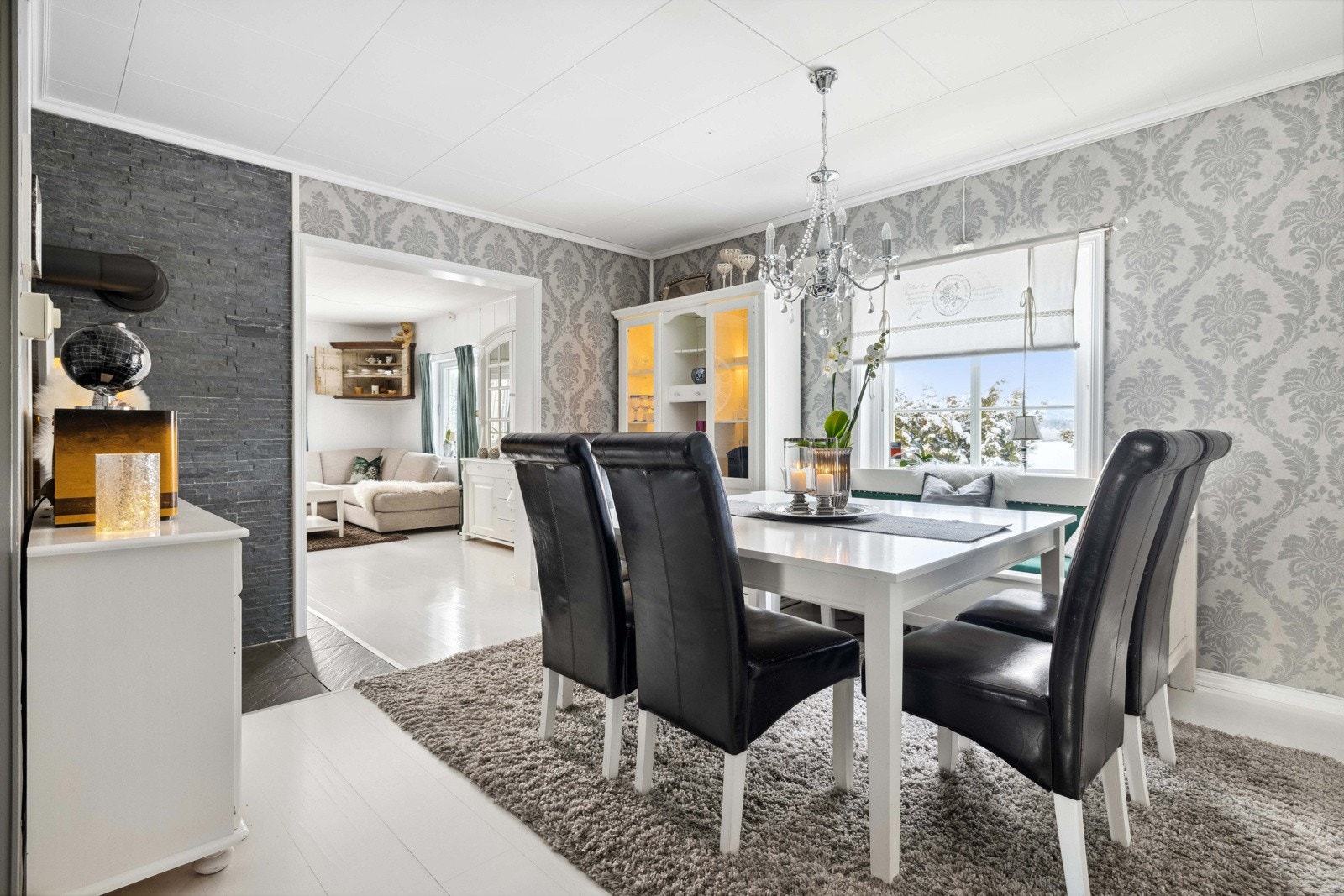 Spisestuen ligger i naturlig tilknytning til kjøkkenet og har flott tapet på veggene. Galleribilde