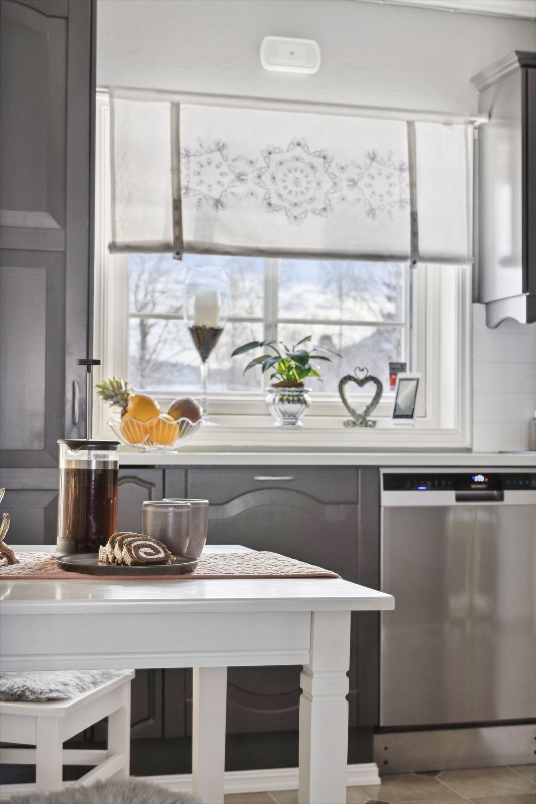 Kjøkkenet ligger i en fin delvis åpen løsning med spisestuen, adskilt og samtidig åpent og sosialt. Også på kjøkkenet har du plass til et koselig frokostbord. Galleribilde