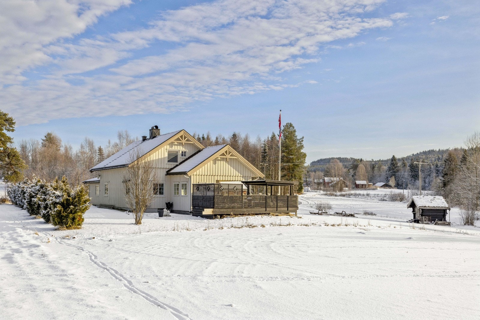 Småbruket har en tomt på totalt ca. 17 630m² som består av fulldyrka jord (8,8 mål), produktiv skog (6,6 mål) og tun med bebygd areal (2,2 mål). Galleribilde