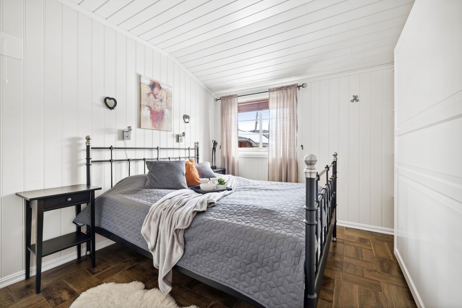 Boligen inneholder i dag totalt fire soverom, hvorav ett er plassert i 1. etasje og de andre i 2. etasje. Soverommet i første etasje ligger i den tilbygde delen som har varmekabler i gulv. Galleribilde