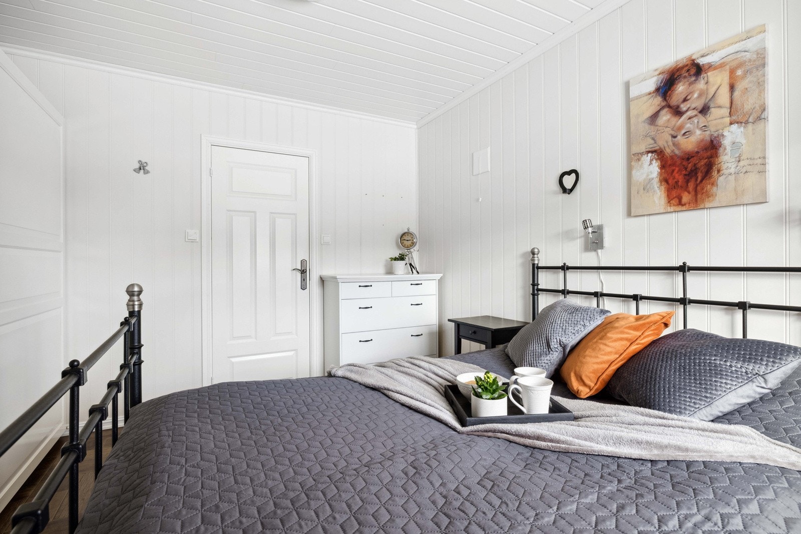 Et stort og innbydende soverom som passert perfekt som hovedsoverom. God plass til dobbeltseng med tilhørende nattbord og rikelig med oppbevaringsplass i medfølgende skyvedørsgarderobe. Galleribilde