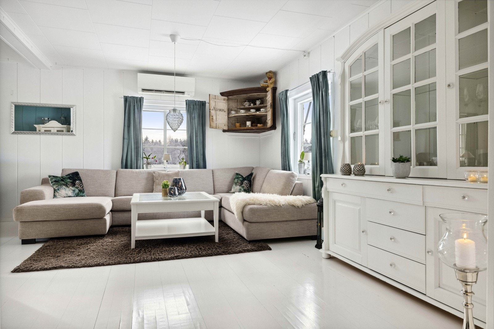 Det er også montert luft-til-luft varmepumpe fra 2016 på vegg som sørger for en jevn god varme. Galleribilde