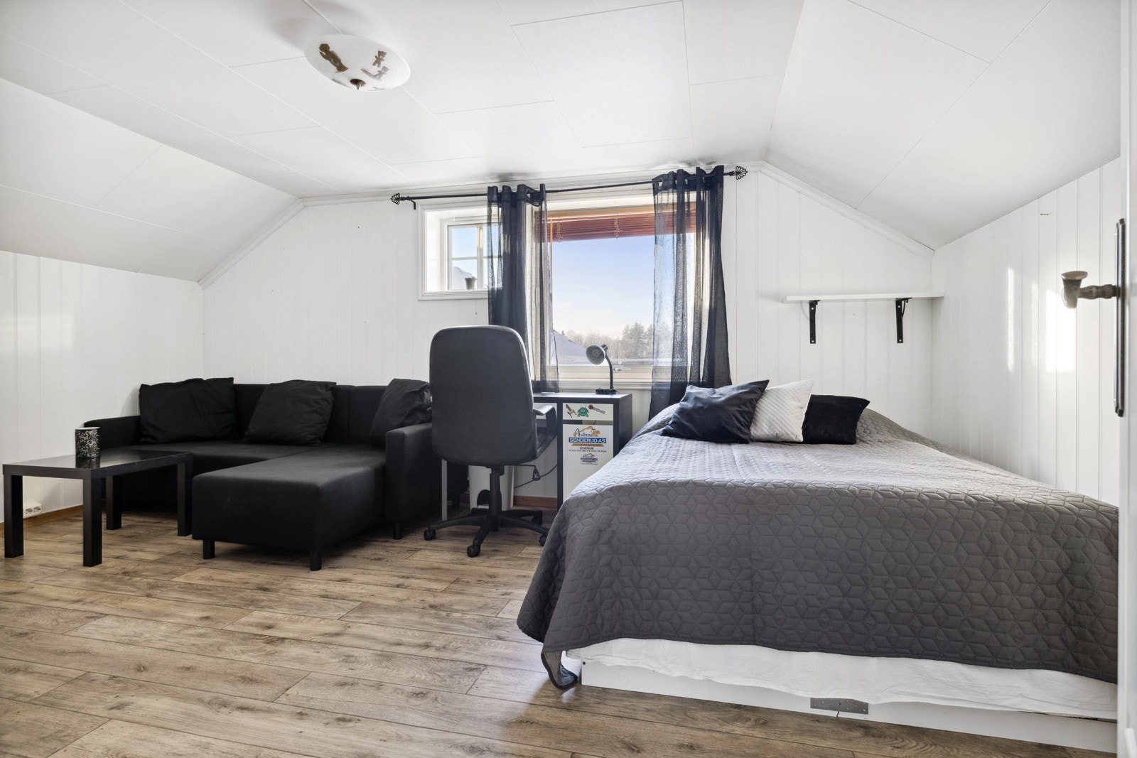 Soverom 2 er et stort og lyst soverom som også fint kan benyttes som en stue om ønskelig. Soverommet har enstavs laminat på gulv og lysmalte overflater. Galleribilde