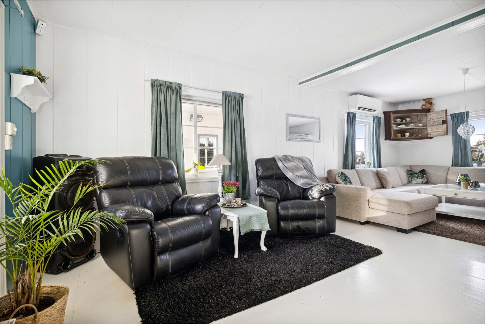 Boligen har en stor og hyggelig hjørnestue delt opp i tre ulike soner. Galleribilde