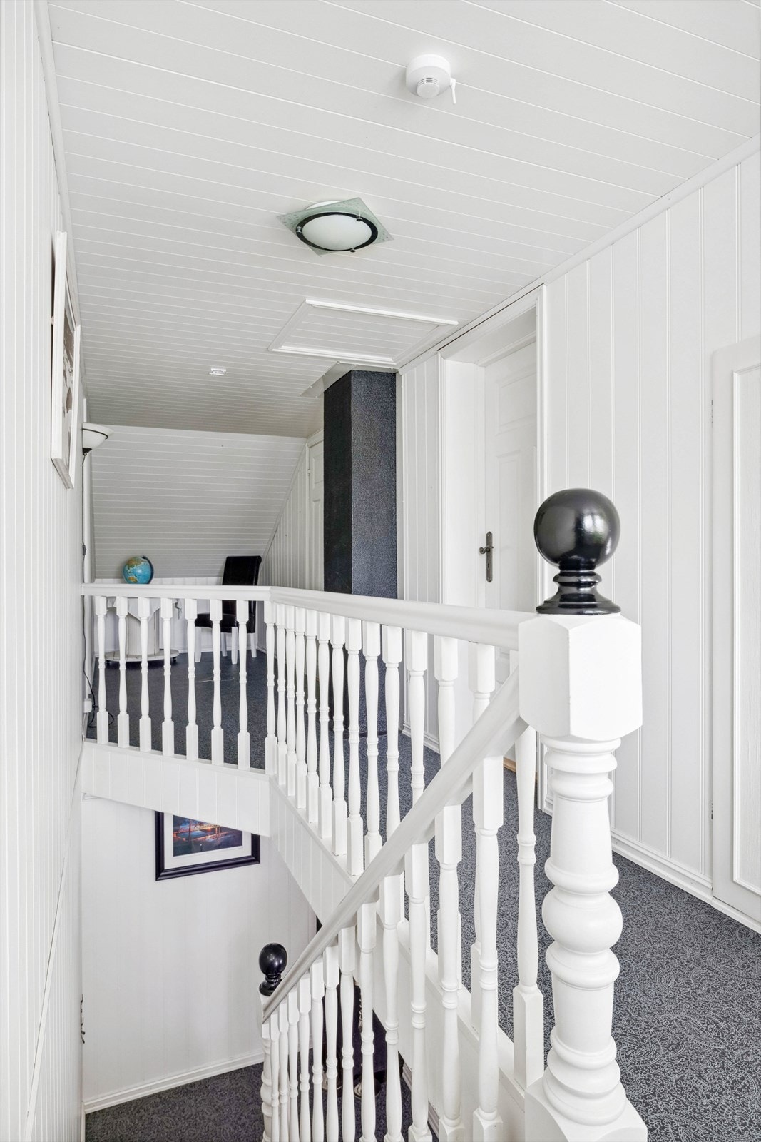 Gang i 2. etasje med utgang til sydvendt balkong. Sikringsskap med automatsikringer plassert på vegg. Galleribilde