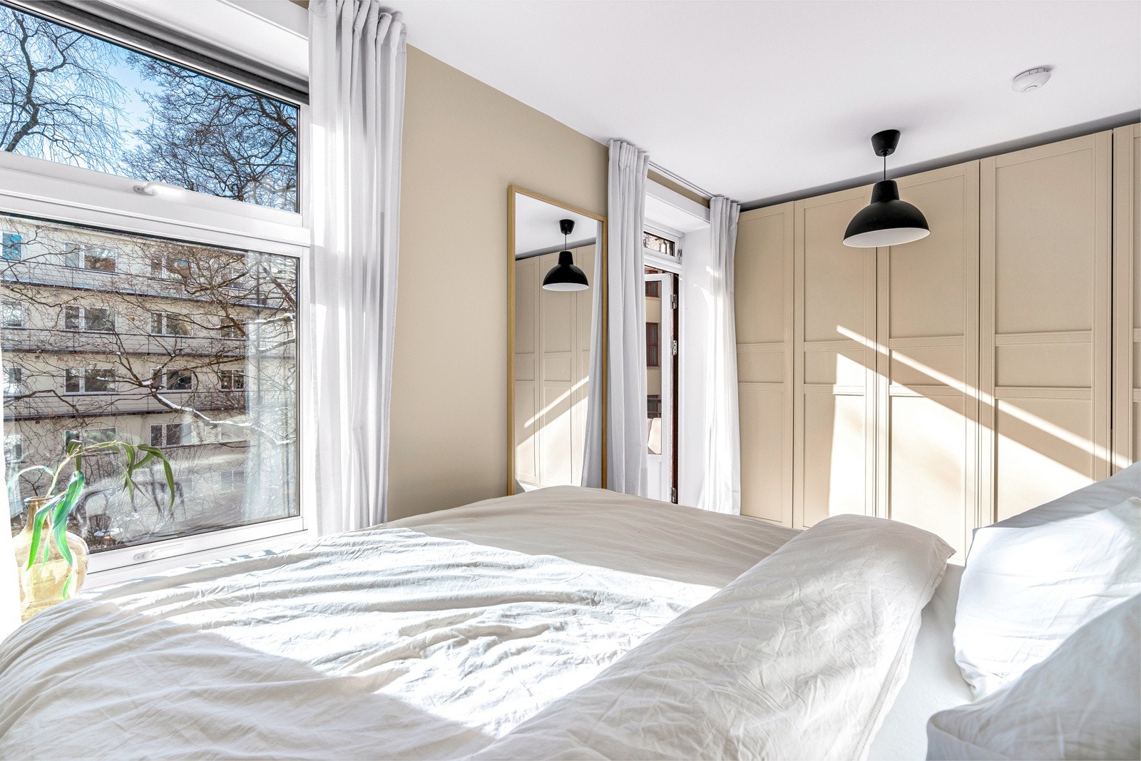 Til høyre fra boligens entré ligger hovedsoverommet. Rommet fremstår meget romslig og har plass til stor seng, nattbord og rikelig med oppbevaringsplass i stort garderobeskap langs veggen. Galleribilde