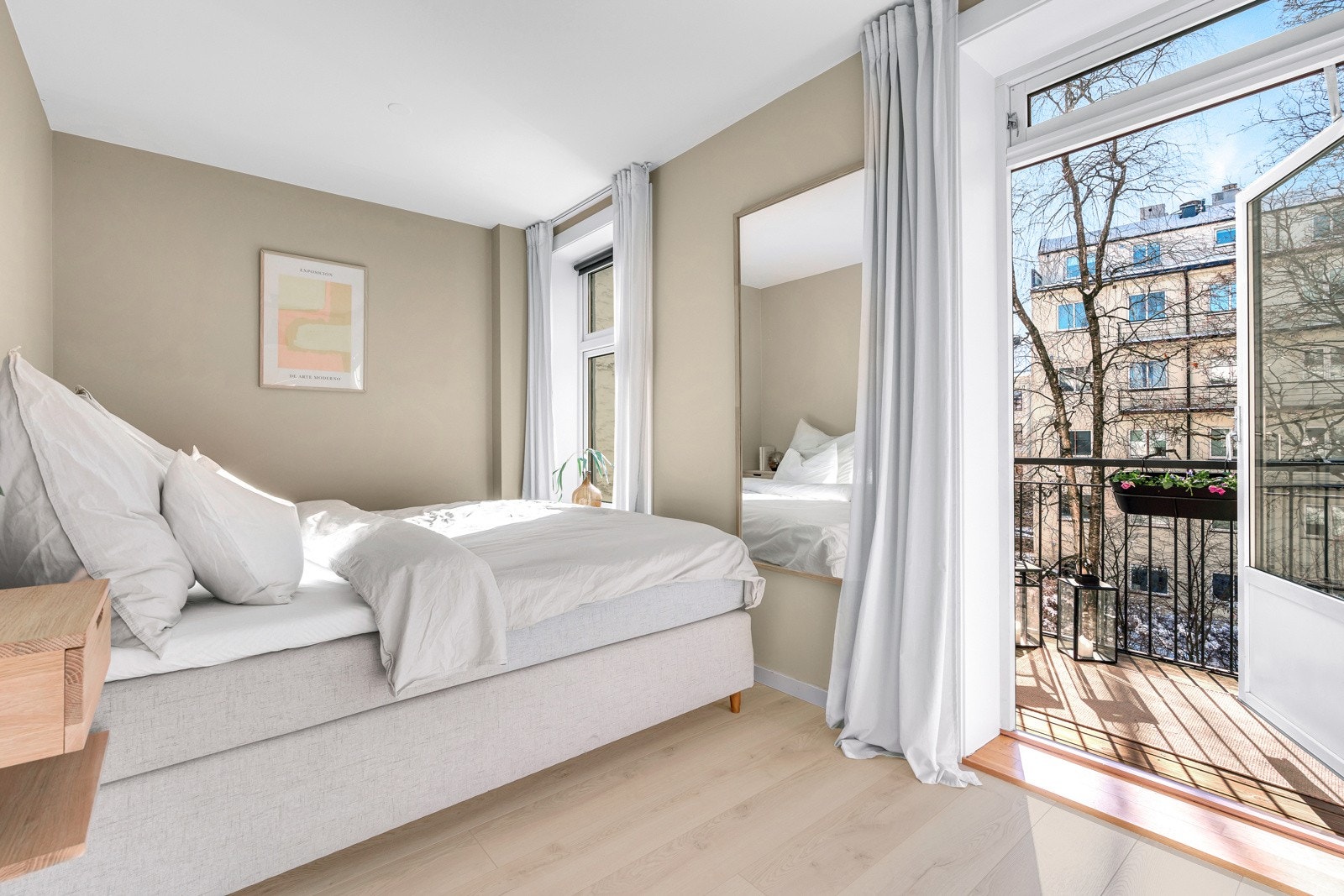 Fra soverommet har man utgang til en koselig balkong uten særlig innsyn fra naboer. Galleribilde