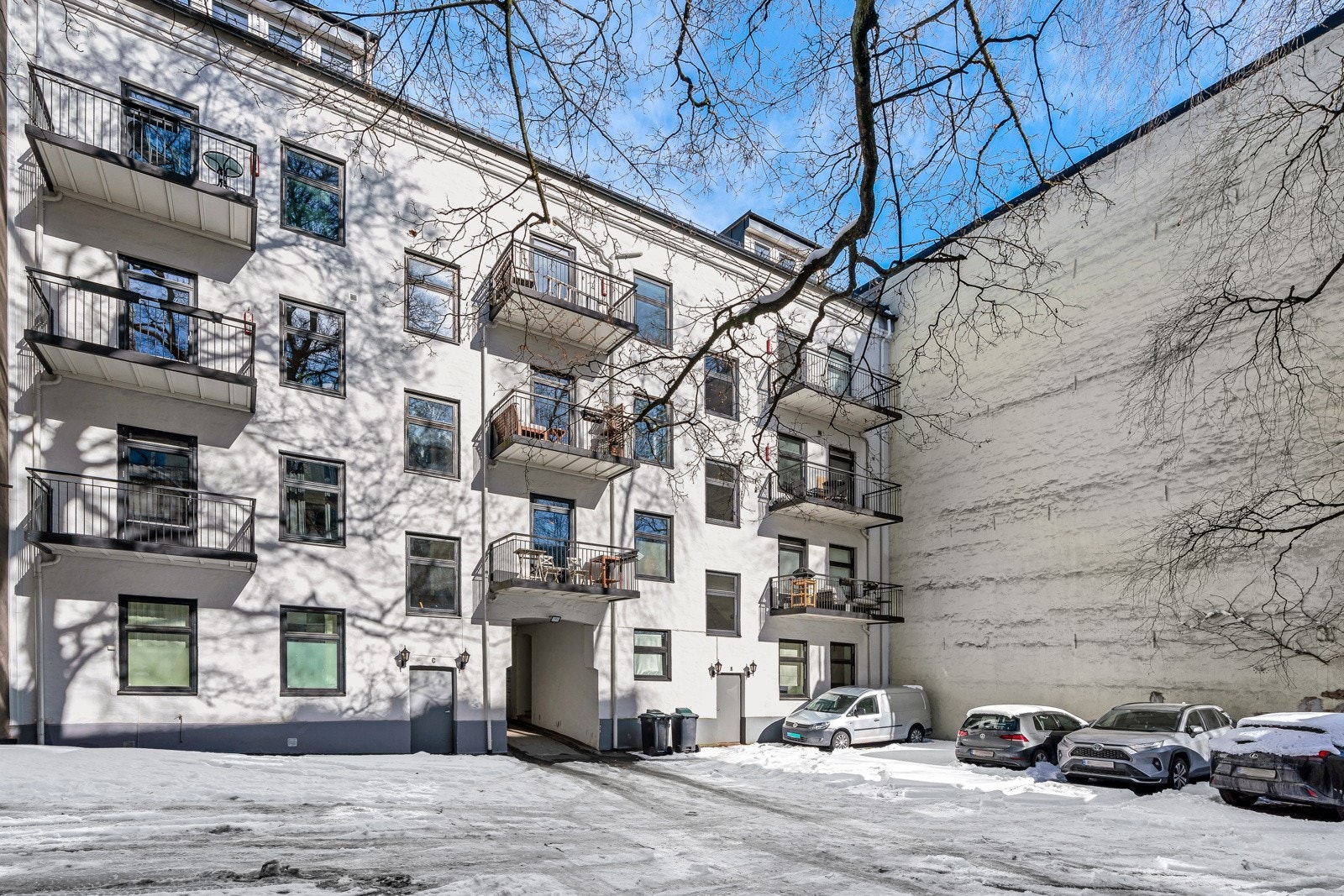 Med boligen følger en parkeringsplass i sameiets bakgård. Parkeringsplassen er seksjonert som tilleggsdel til den enkelte seksjon. Det er totalt 14 plasser i bakgården. Galleribilde