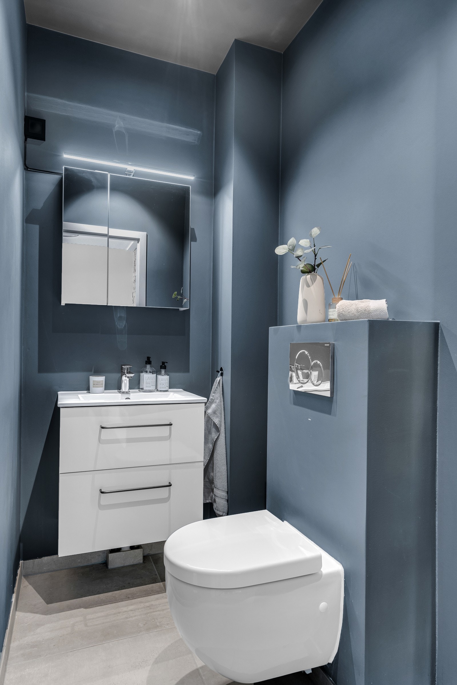 Mellom soverom 2 og badet ligger et separat toalett. Wc-rommet er utstyrt med baderomsinnredning med servant med ettgreps blandebatteri, speilskap med lys og vegghengt toalett. Galleribilde