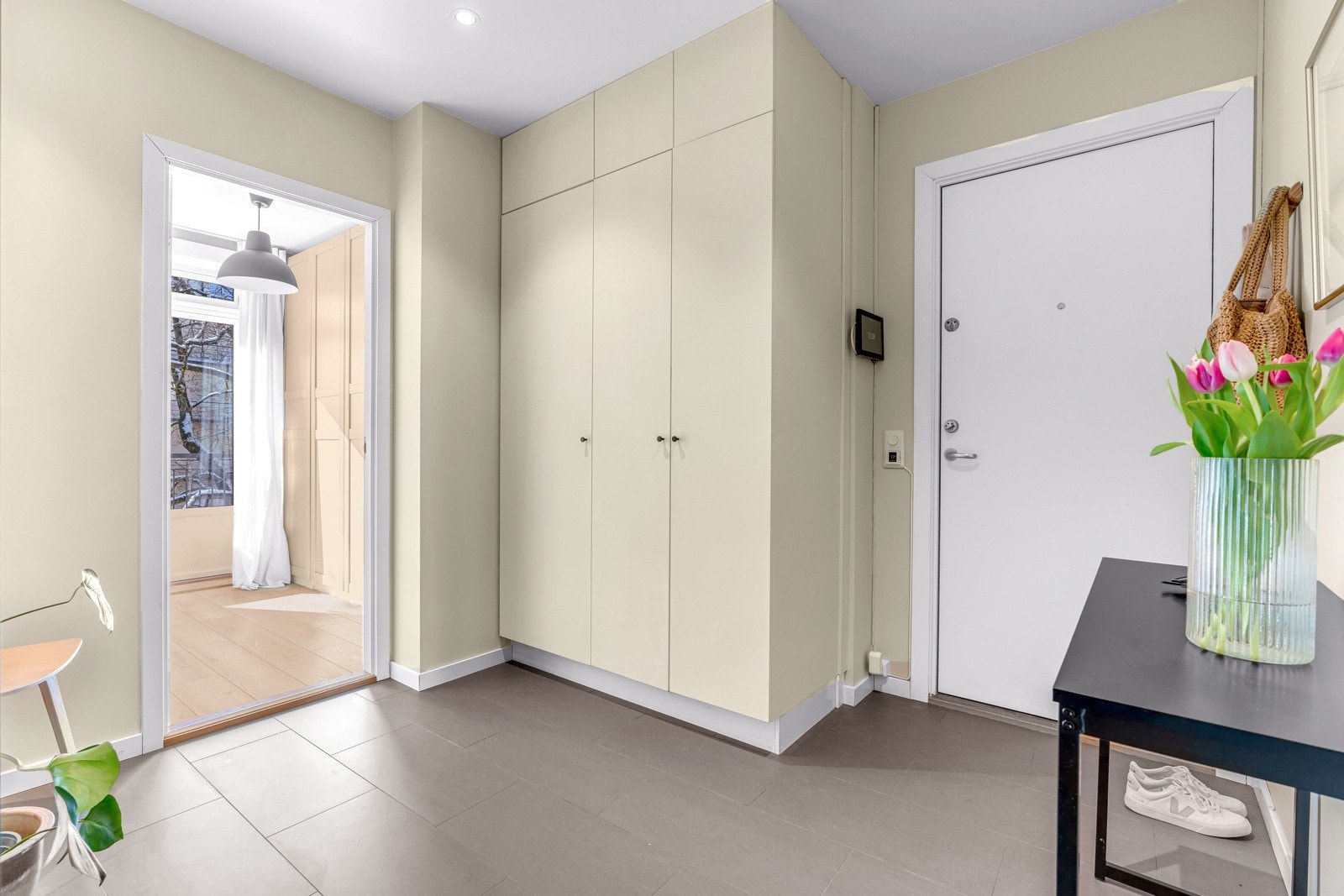 Fra felles inngangsparti har du enkel adkomst til boligen via trappene opp til byggets 3.etg. Du åpner inngangsdøren og ønskes velkommen inn til en lys og åpen entré med gode oppbevaringsmuligheter i 2 garderobeskap. Galleribilde