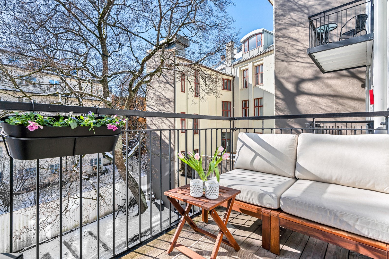 På balkongen har man plass til sittegruppe og lite bord. Galleribilde