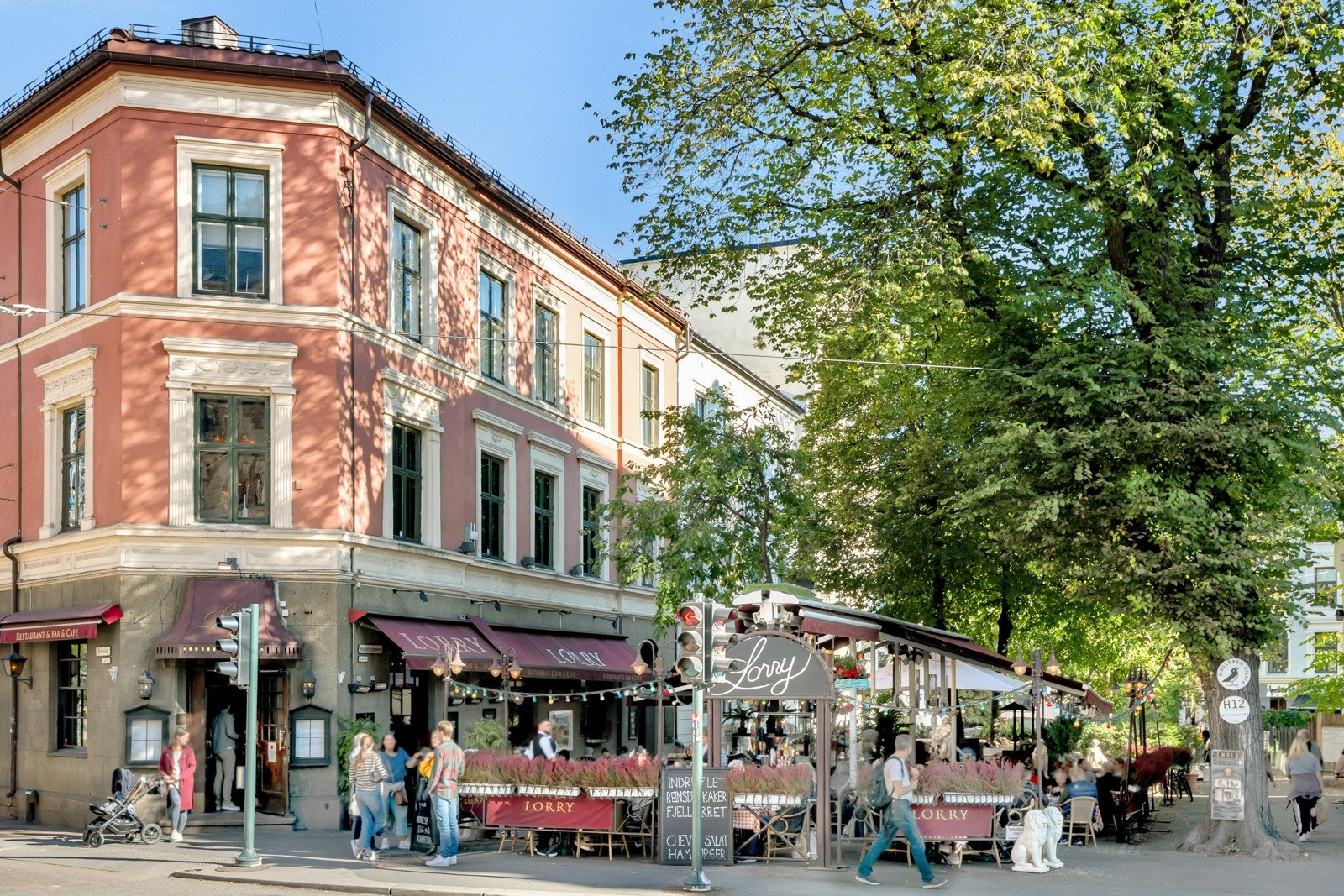 På andre siden av kvartalet ligger tradisjonsrike Lorry. Den har vært i drift siden midten av 1870-tallet og er et populært sted året rundt. Ellers ligger boligen i et område med flere andre servicefasiliteter. Galleribilde