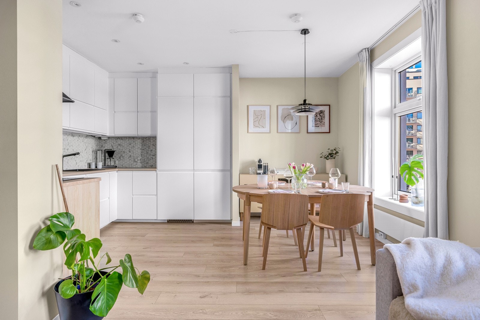 Mellom kjøkken og stue har man plass til stort spisebord der man kan invitere venner og familie. Galleribilde