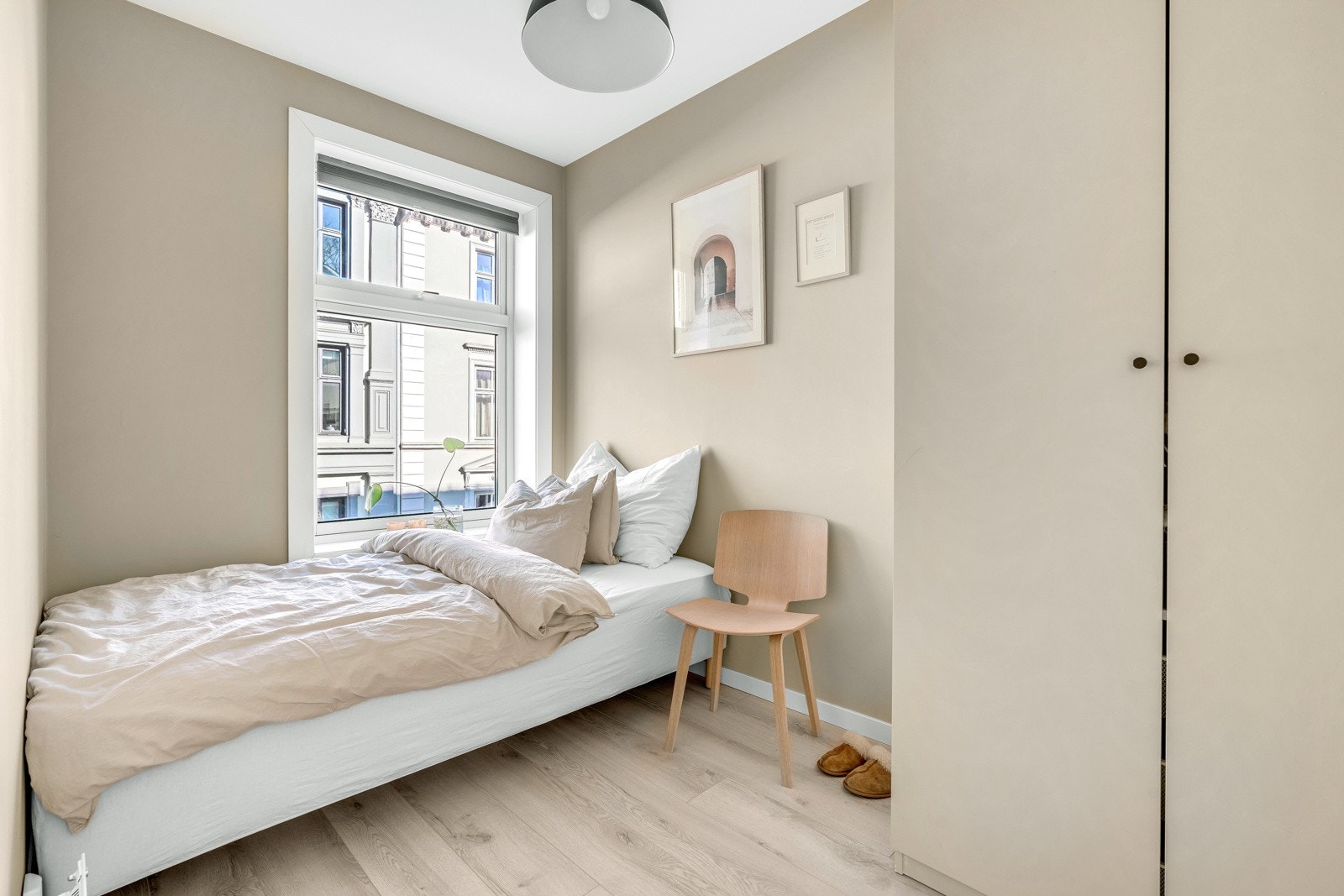 Leiligheten har totalt to soverom av god størrelse. Det mindre soverommet befinner seg ved siden av stuen og passer fint til gjesterom, barnerom, kontor etc. Galleribilde