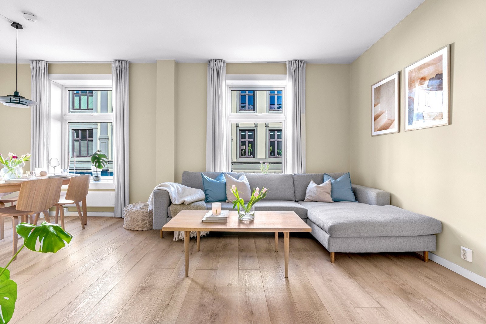 Stuen fremstår lys og luftig og kan friste med rikelig med plass til stor sofa samt tilhørende møblement. Galleribilde