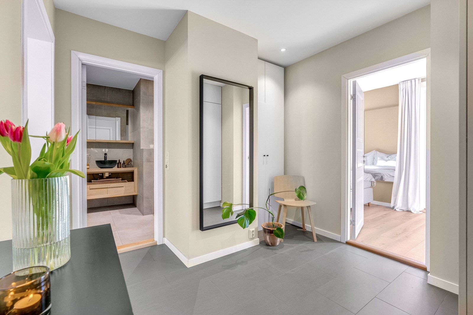 Gå rett frem fra entréen og du kommer inn til boligens bad. Galleribilde