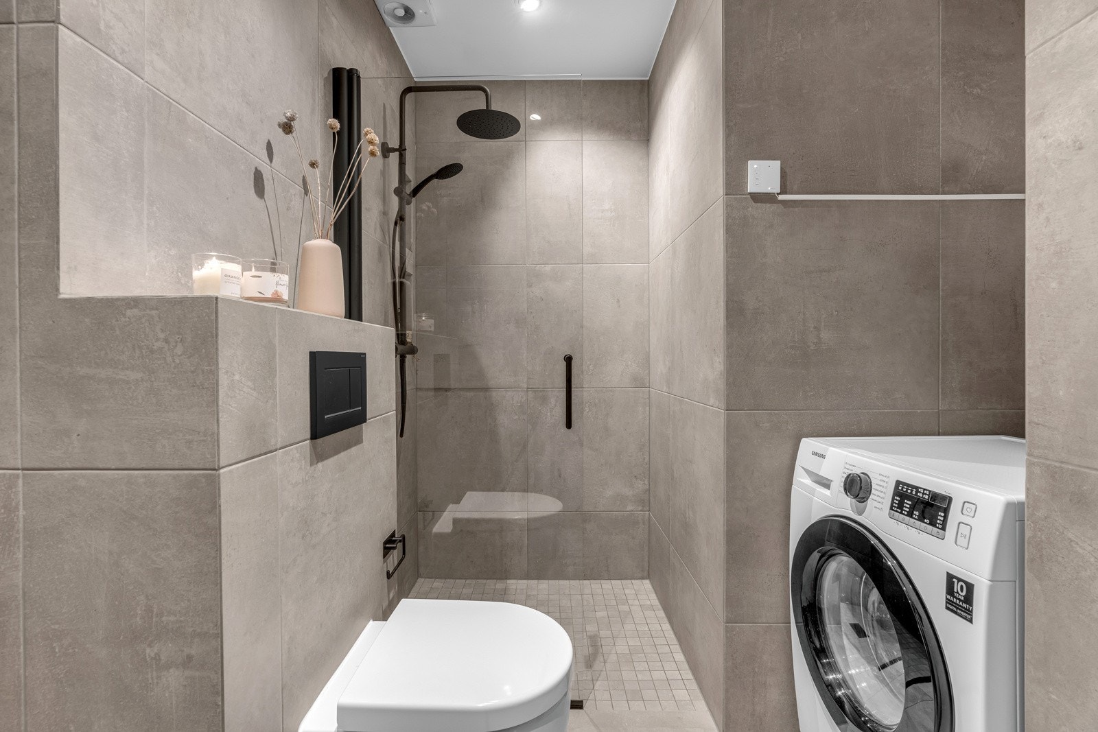 På badet er det mekansik vifte og opplegg for vaskemaskin. Galleribilde