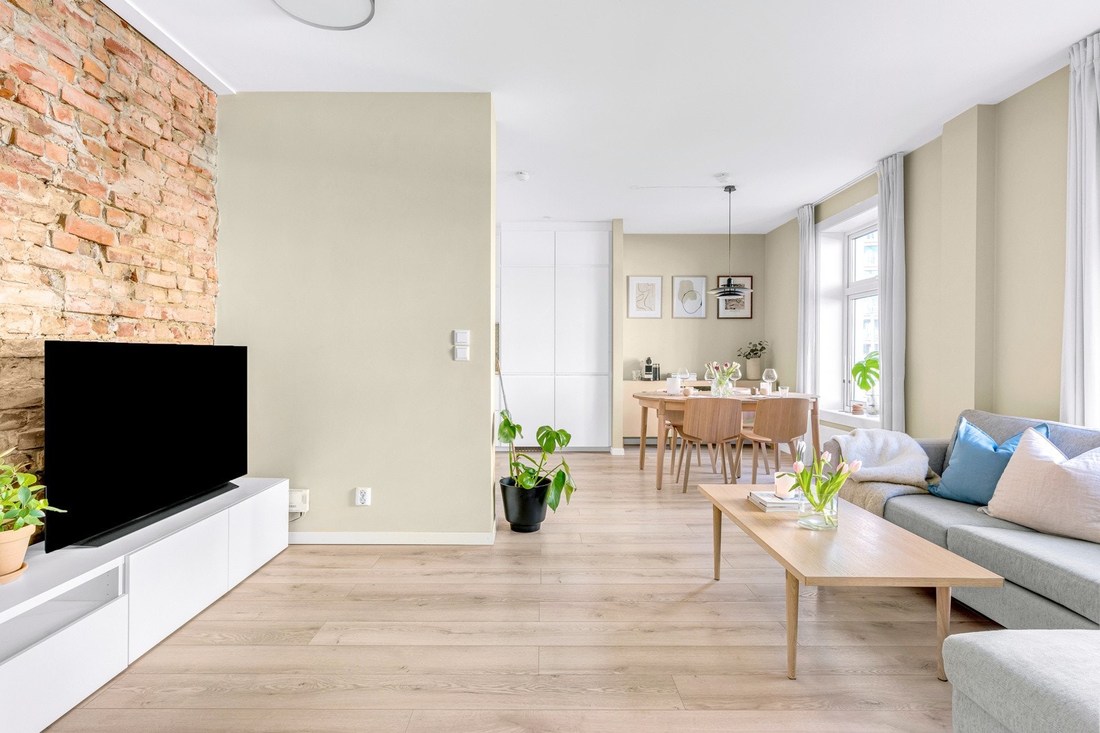Det første du legger merke til er de delikate fargene (skandinavisk lys) som pryder stueveggene samt den rustikke teglsteinsveggen som gir boligen et fint særpreg. Galleribilde