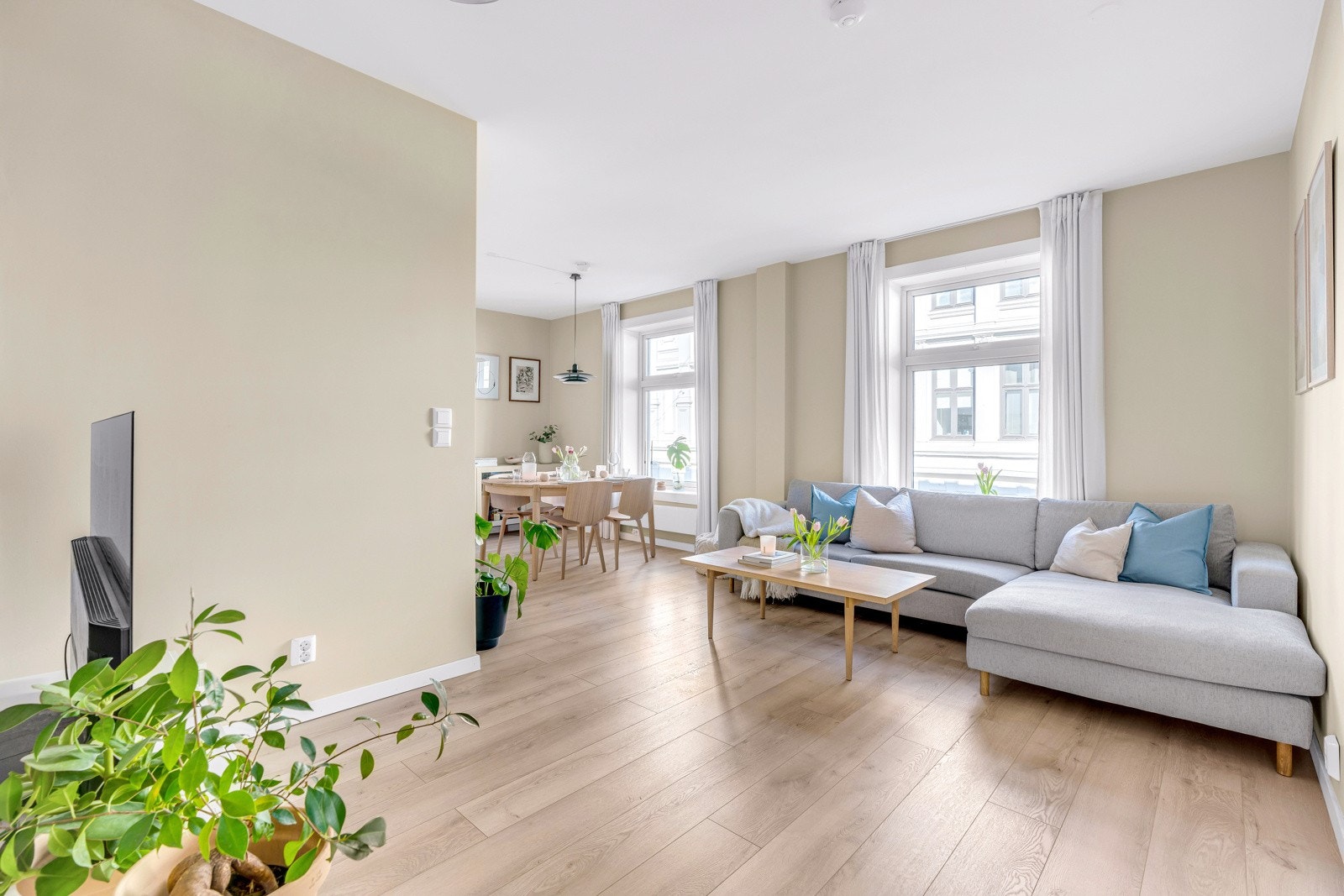 Til venstre fra entréen ligger den delvis åpne kjøkken/stueløsningen. Galleribilde