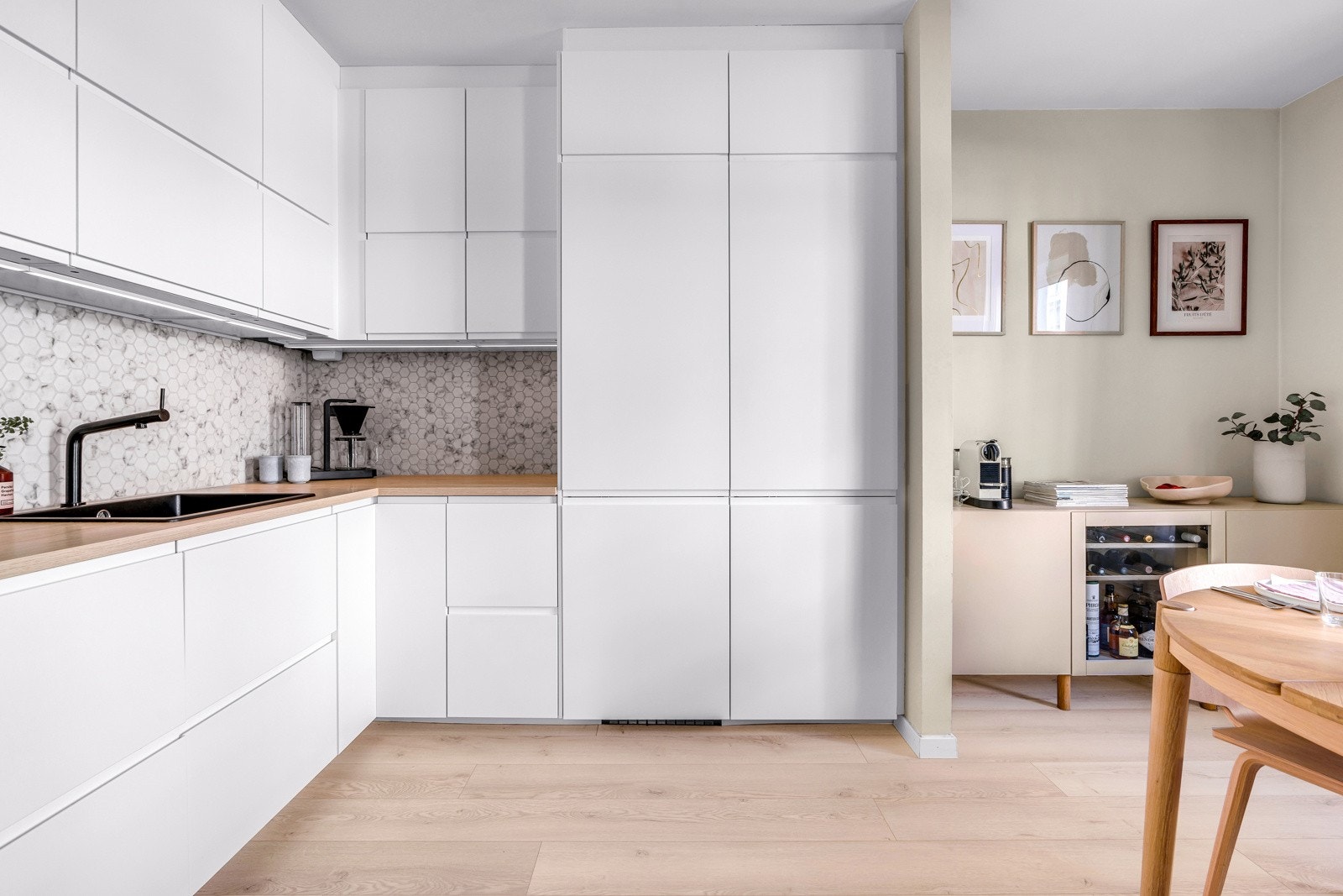 Integrerte hvitevarer som komfyr, induksjon platetopp, oppvaskmaskin og kjøl/fryseskap. Galleribilde