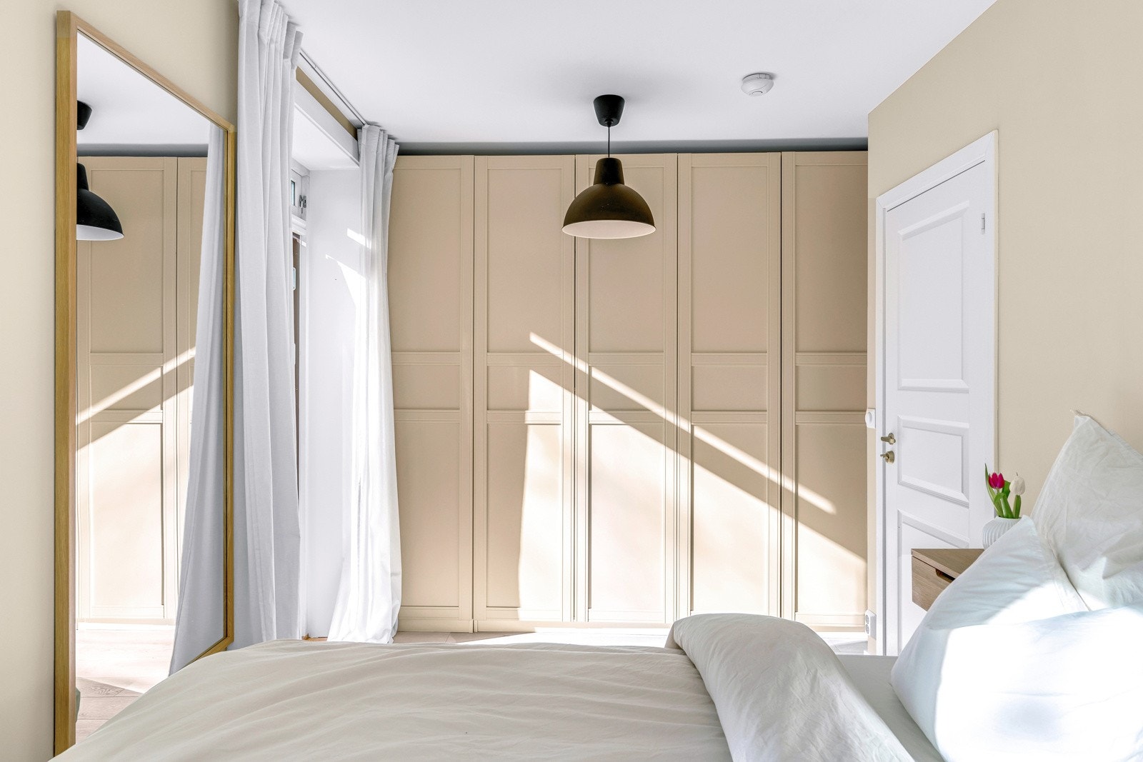 Soverommet vender ut mot rolige omgivelser og ligger på andre siden av leiligheten fra det andre soverommet. Galleribilde