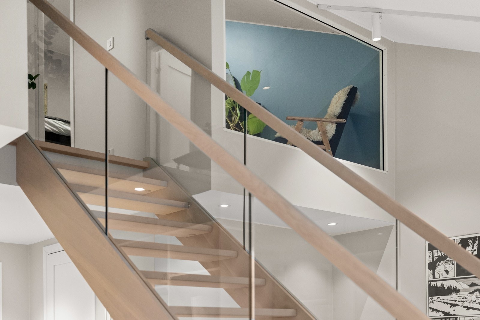 Leiligheten er opprinnelig bygget med åpen hems, men den har blitt utvidet og innredet av dagens eier. Rommene på hemsen tilfredsstiller ikke formelle krav til rom for varig opphold. Galleribilde