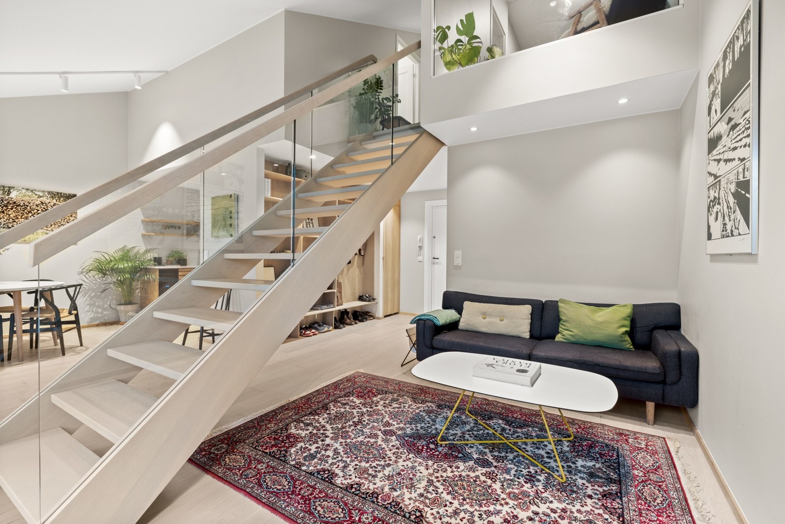 Stuen har en god atmosfære med opptil flere, lekre blikkfang samtidig som rommet gir plass til avslapning og ro. Galleribilde