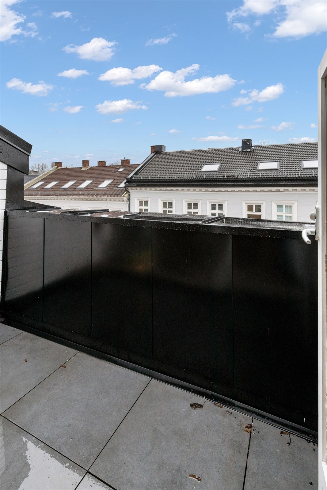 Takterrassen er 3.2 m² og det er lagt terrassefliser på gulvet. Galleribilde