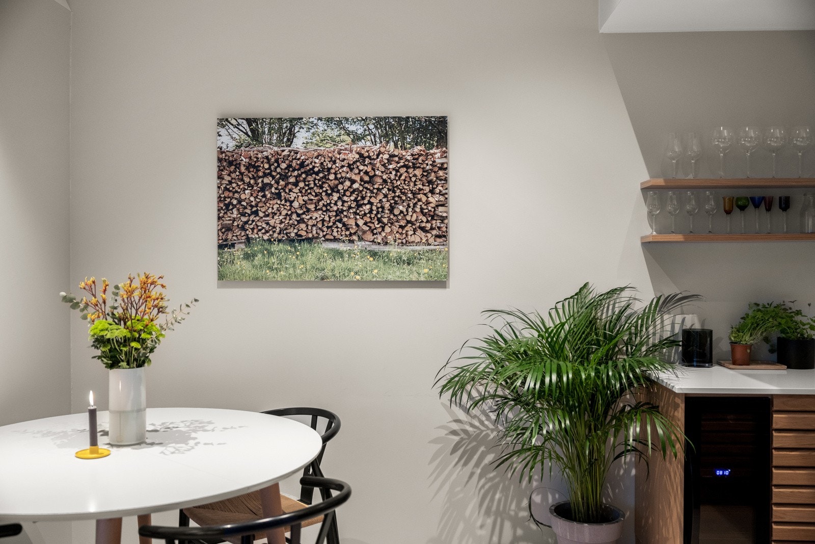 Spisebordet finner sin naturlige plass i hjørnet. Galleribilde