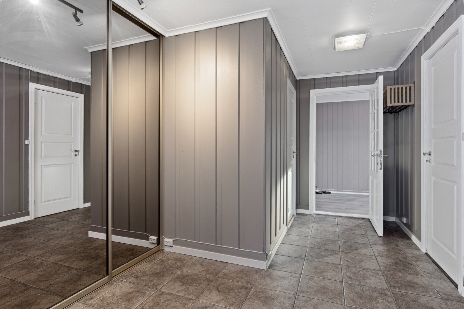 Velkommen inn i hoveddelen! Gang med stor skyvedørsgarderobe. Galleribilde