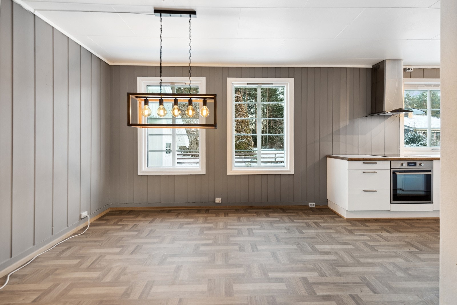 Spisestuedelen i naturlig tilknytning til kjøkkenet. Galleribilde