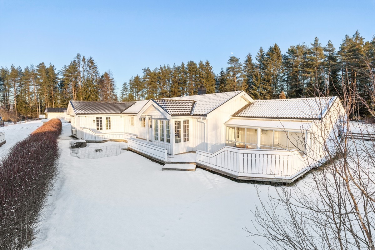 Innholdsrik enebolig med hybel med fin beliggenhet innerst i blindveg. Galleribilde