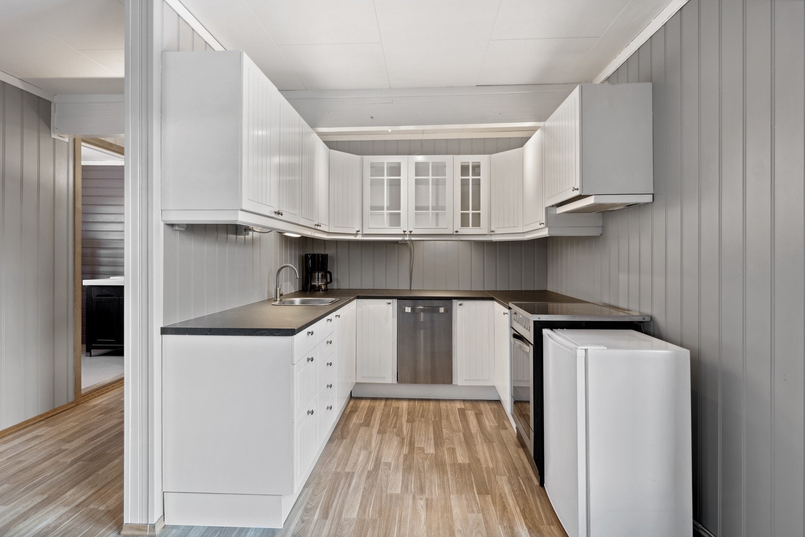 Pent kjøkken med frittstående hvitevarer. Galleribilde