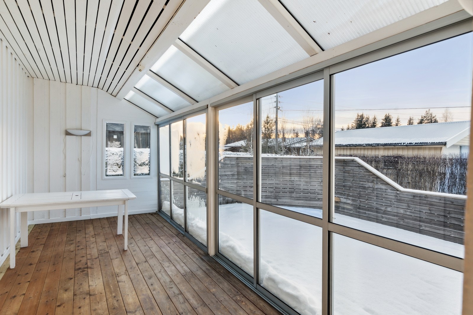 Utenfor stuen er en herlig innglasset terrasse. Galleribilde