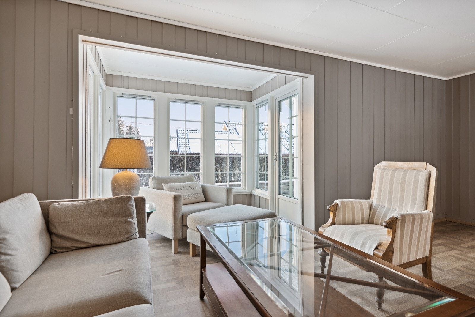 Stuene er malt i delikate og tidsriktige farger. Galleribilde