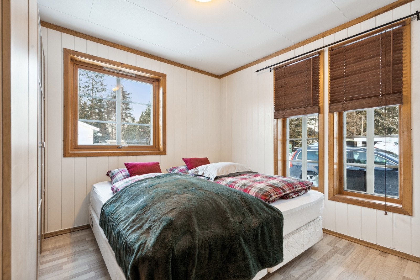 Soverom med plass til dobbeltseng. Her er også garderobeskap. Galleribilde