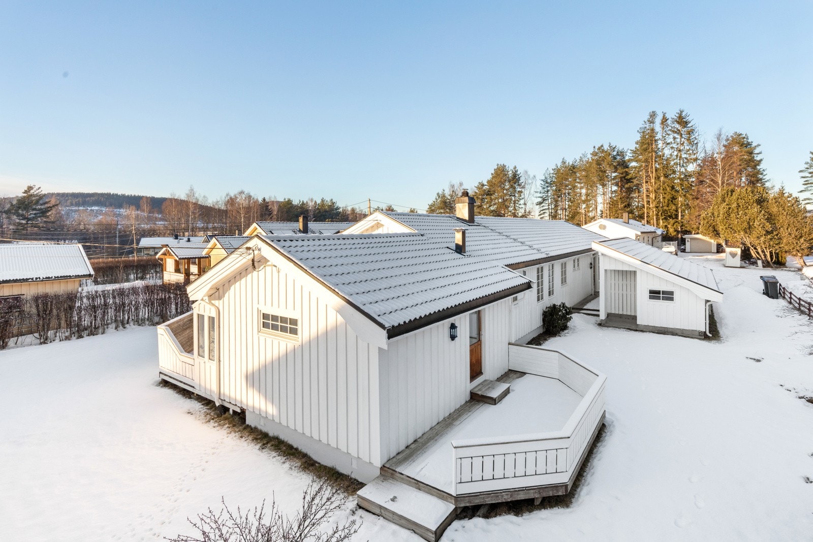 Carport m/ utebod i tilknytning til huset. Galleribilde