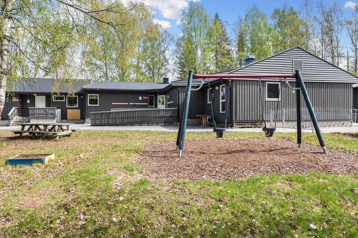 Tronbøl barnehage ligger rett ved. Og det kort avstand til Skarnes sentrum med butikker, togstasjon mm. Galleribilde