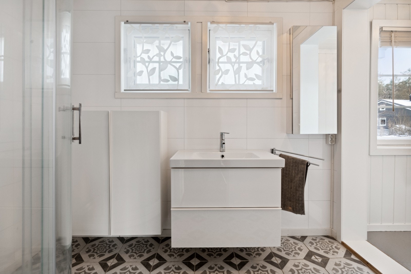 Fra badet er det åpent inn til toalettrommet. Galleribilde