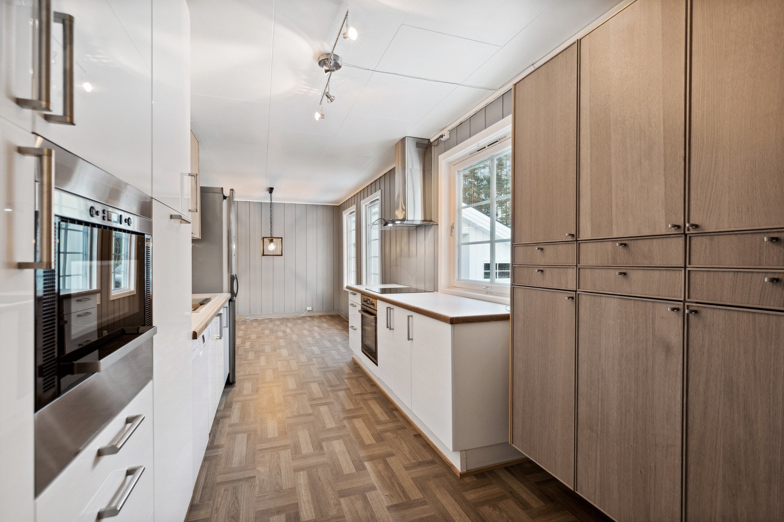 Fine høyskap med finerte eikedører. Galleribilde