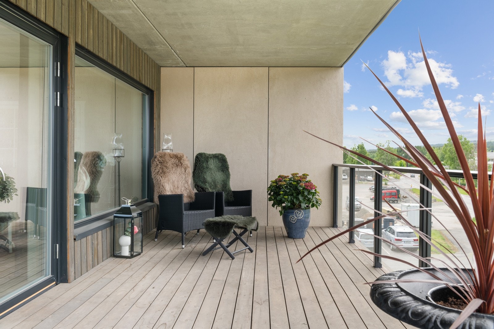 Møbleringsvennlig terrasse med plass til flere sittegrupper. Galleribilde
