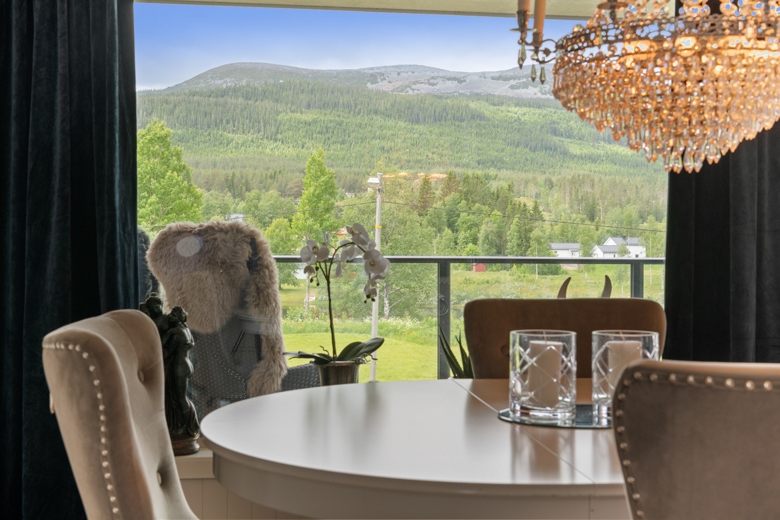 Fra spisestua kan man nyte måltidet til fantastisk utsikt. Galleribilde