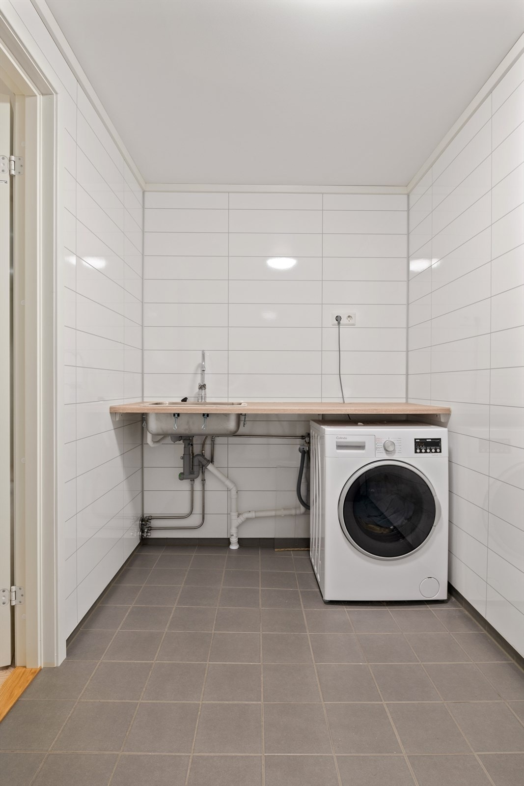 Eget vaskerom med vaskekum, benk og god plass for klestørk. Galleribilde