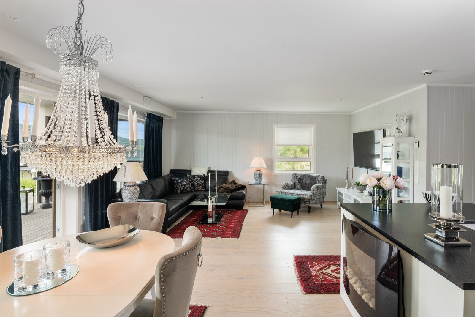 Leiligheten har en stor og åpen stue. Galleribilde