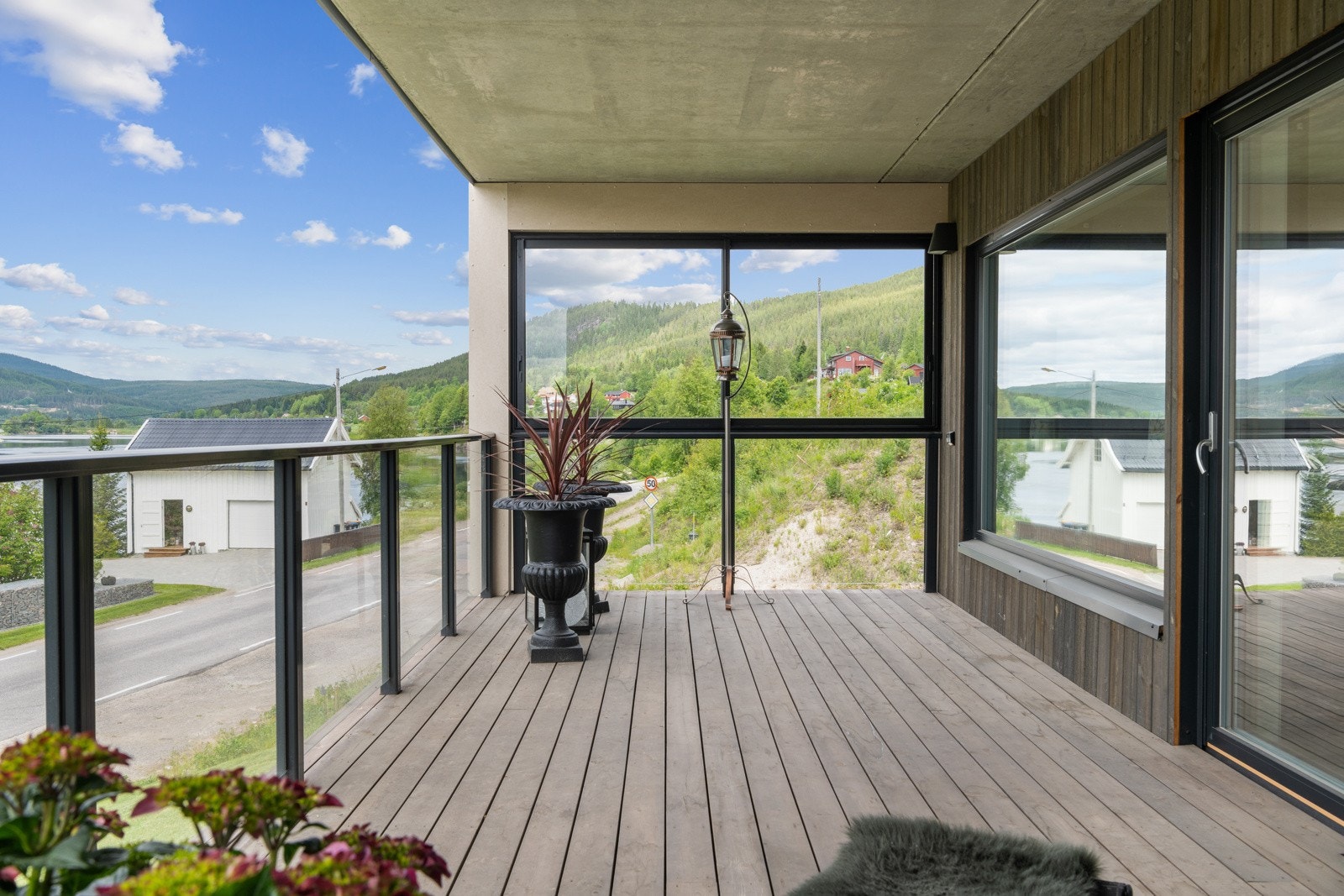 Levegg i glass som luner. Galleribilde