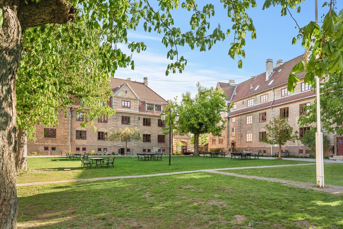 Rolig og tilbaketrukket bakgård Galleribilde